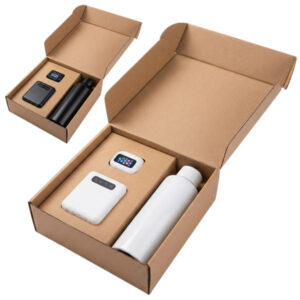 סט מתנה ג'אדג'טים יוקרתי הכולל מטען נייד 10,000mAh, אוזניות בלוטוס עם מסך מגע דיגיטלי ובקבוק תרמי מנירוסטה, ארוז במארז קראפט טבעי.